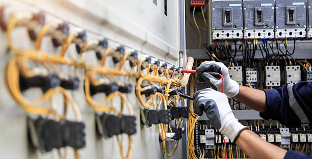 Professional Electrician technician working in Shelburn, IN